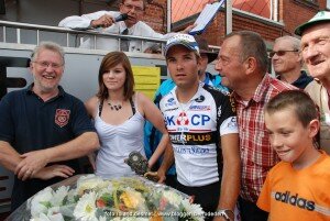there is a lot going on in this photo winnaardentergem